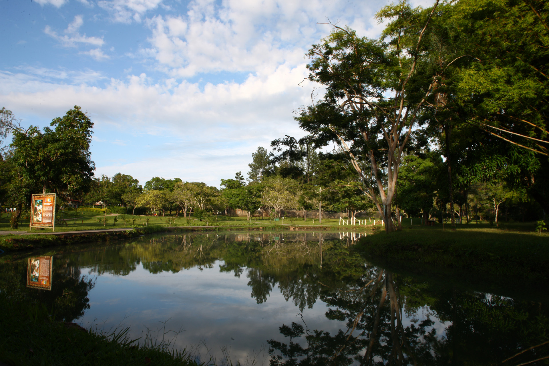 Lago de Pirapitinga (imagem: Divulgação/Turismo em Goiás)